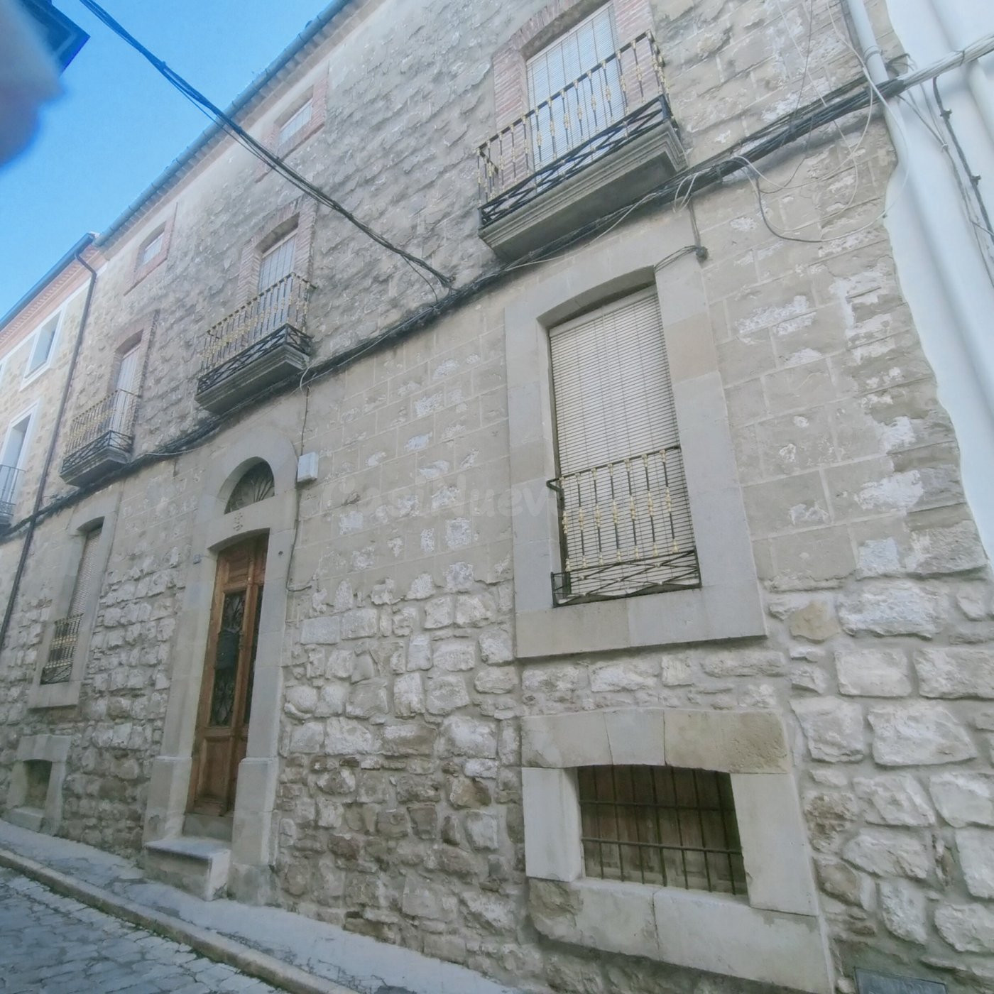 SE VENDE GRAN CASA DE PIEDRA EN VILLACARRILLO