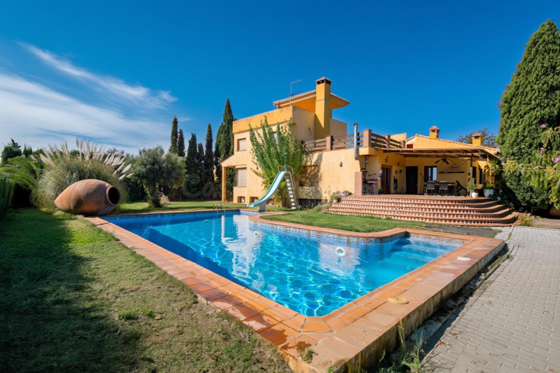 Gran chalet en Alhendín con 7 dormitorios, piscina y pista d