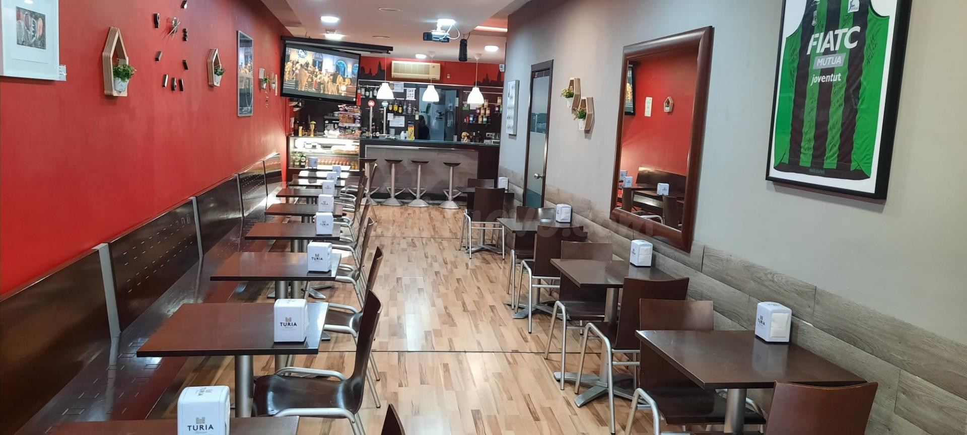 TRASPASO DE CAFETERIA EN CALLE DE PASO A LA PLAYA EN BADALONA