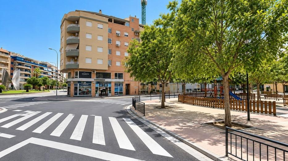 LOCAL COMERCIAL EN EL CENTRO DE ORIHUELA. Local situado en la principal arteria de la ciudad, en la