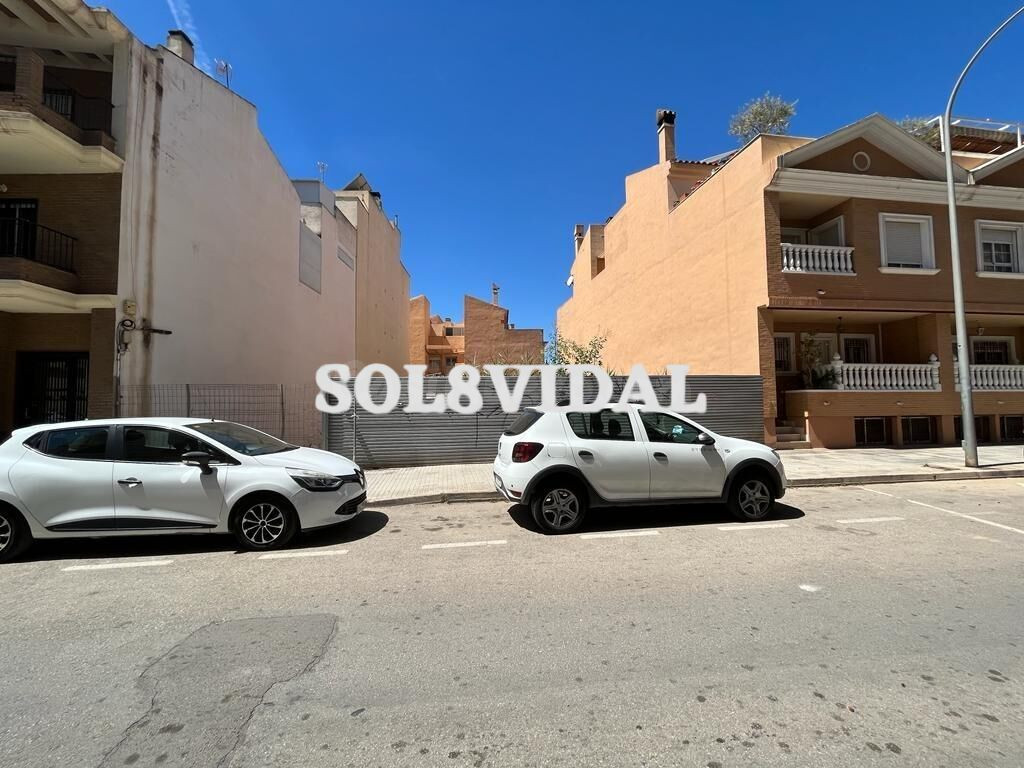 SOLAR URBANO EN EL CENTRO DE ORIHUELA. La propiedad está frente al Madeira en le famoso parque Sever
