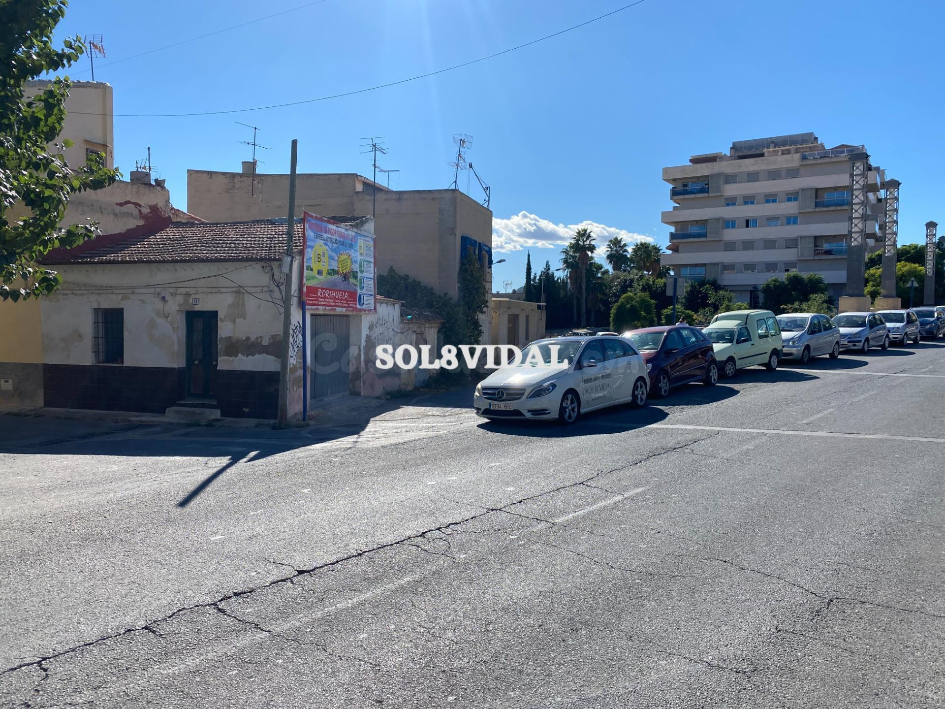 VIVIENDA PARA REFORMAR EN EL CENTRO DE ORIHUELA CON 216 METROS CUADRADOS DE PARCELA