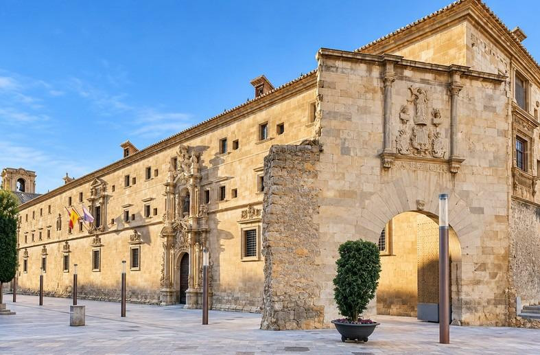 LOCAL COMERCIAL FRENTE AL COLEGIO SANTO DOMINGO, DISPONE DE 60 M2 Y ES PERFECTO PARA CUALQUIER TIPO