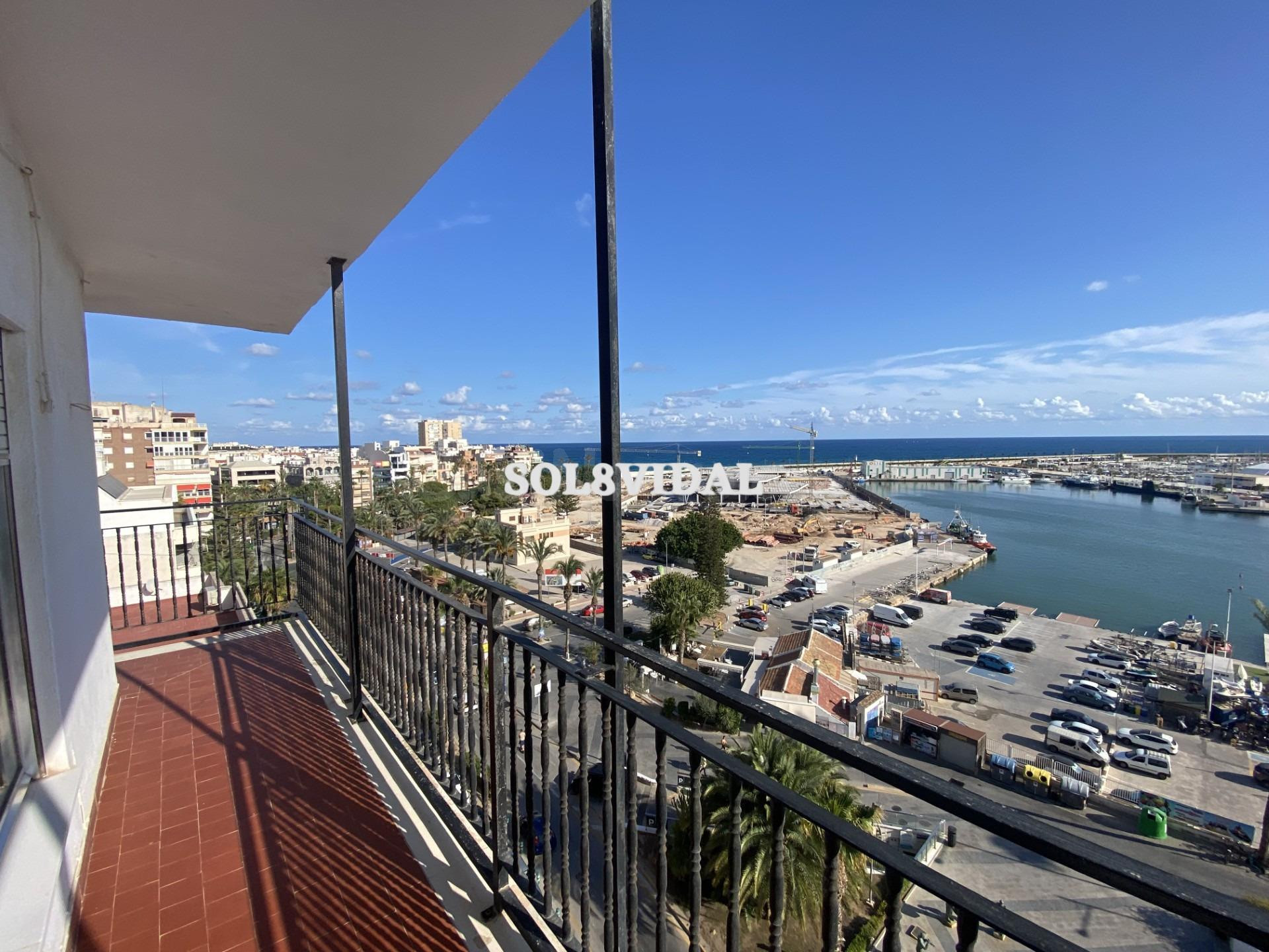 PRIMERA LÍNEA DE PLAYA FRENTE CLUB NÁUTICO EN TORREVIEJA.