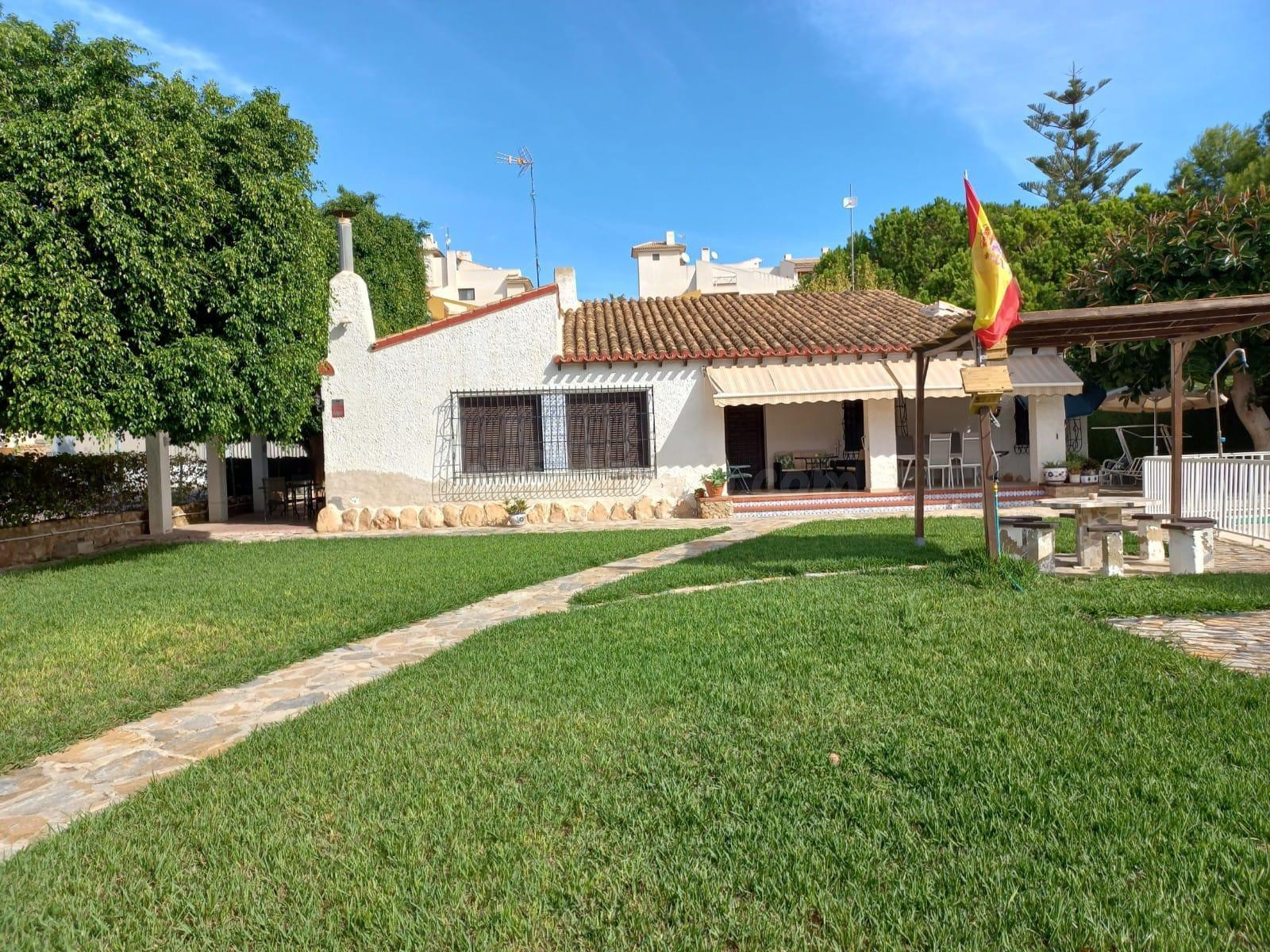 EL MEJOR CHALET DE PUNTA PRIMA. PRECIOSA VIVIENDA EN ESQUINA EN SEGUNDA LÍNEA DE PLAYA DE PUNTA PRIM