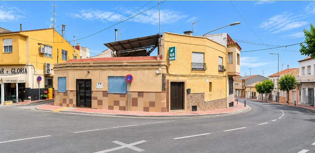 LOCAL CON VIVIENDA EN ARNEVA, (ORIHUELA), HACE ESQUINA, ANTES HABIA UN FAMOSO RESTAURANTE. DISPONE D