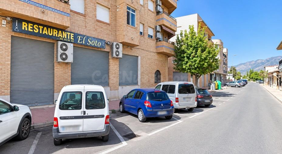 LOCAL COMERCIAL EN BENIEL, AVENIDA DEL REINO, 200 METROS CUADRADOS. Para más información llamar al 0