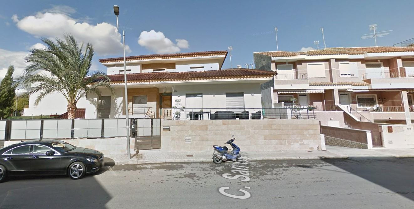 VIVIENDA CON 358 M2 DE PARCELA, 480 M2 CONSTRUIDOS, 5 habitaciones, 2 BAÑOS, AMPLIA TERRAZA Y JARDÍN