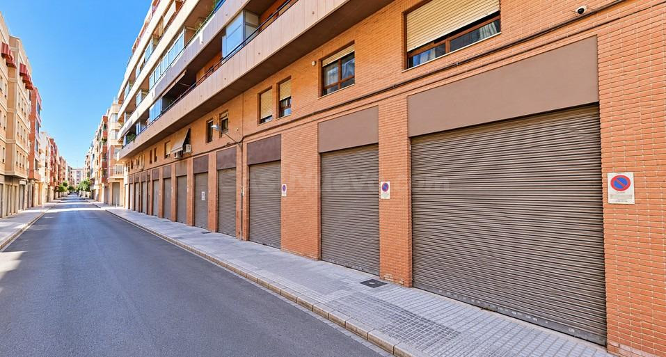 LOCAL EN CREVILLENTE DE 248 M2, CALLE PINTOR VELÁZQUEZ  LOCAL COMERCIAL IDEAL PARA METER VEHÍCULOS O