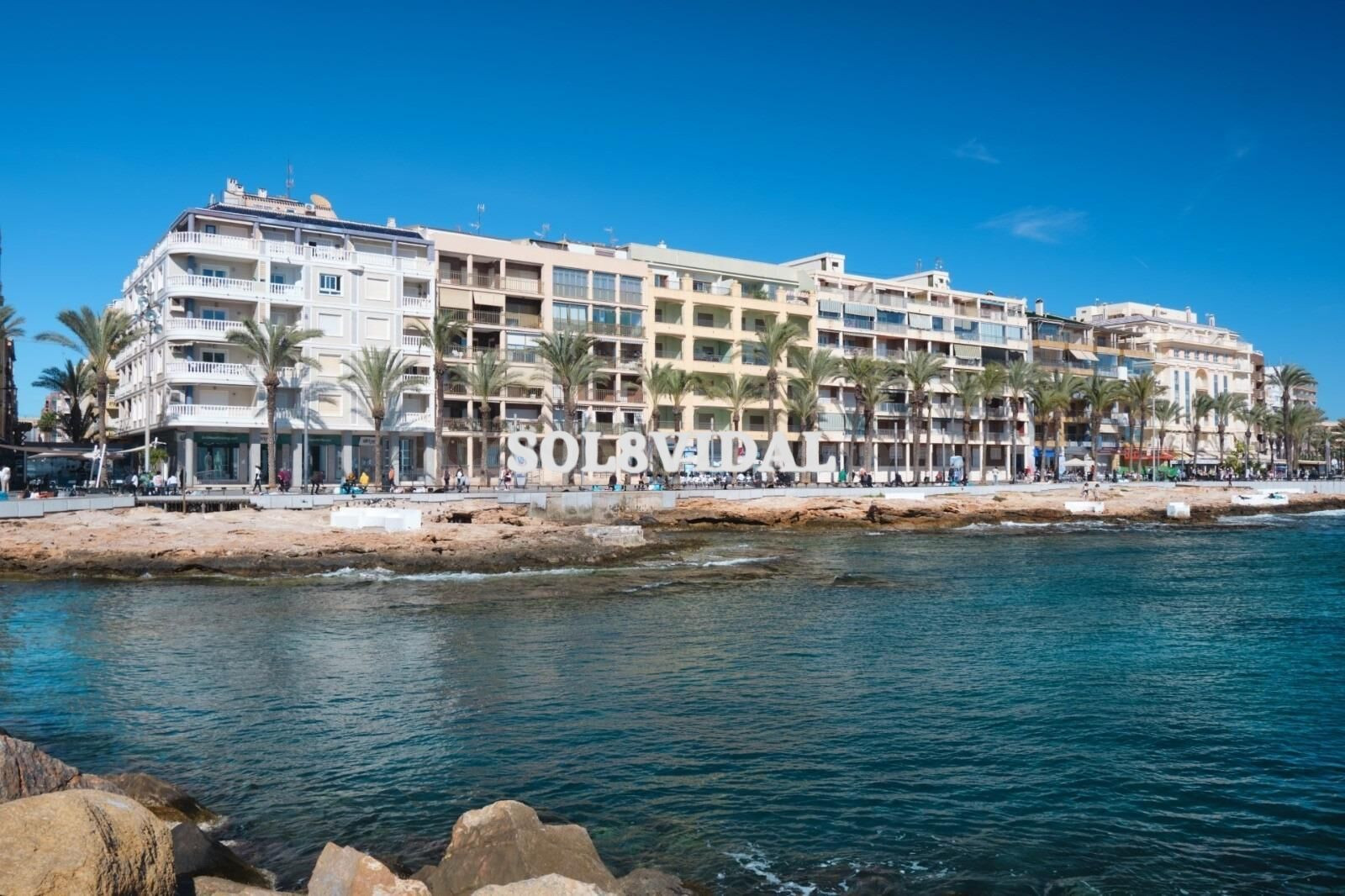 Ático Dúplex de Lujo con Vistas Panorámicas al Mar – Primera Línea en Torrevieja