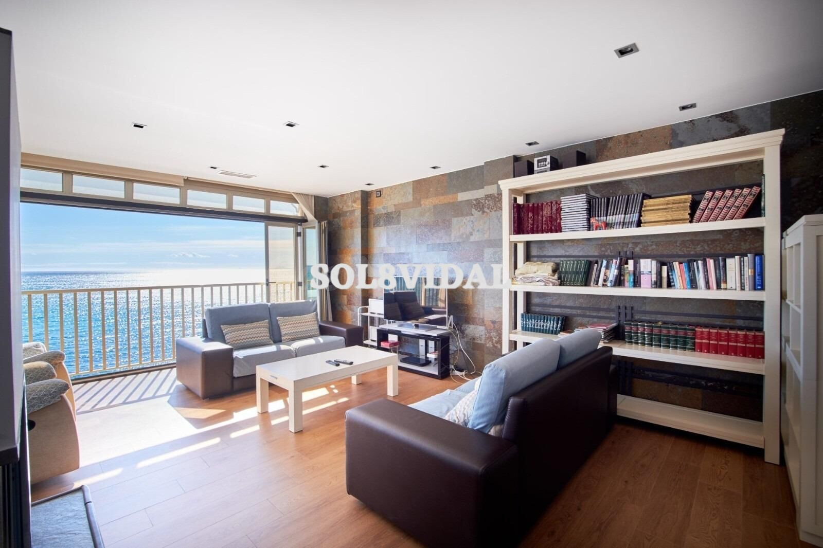 Ático Dúplex de Lujo con Vistas Panorámicas al Mar – Primera Línea en Torrevieja