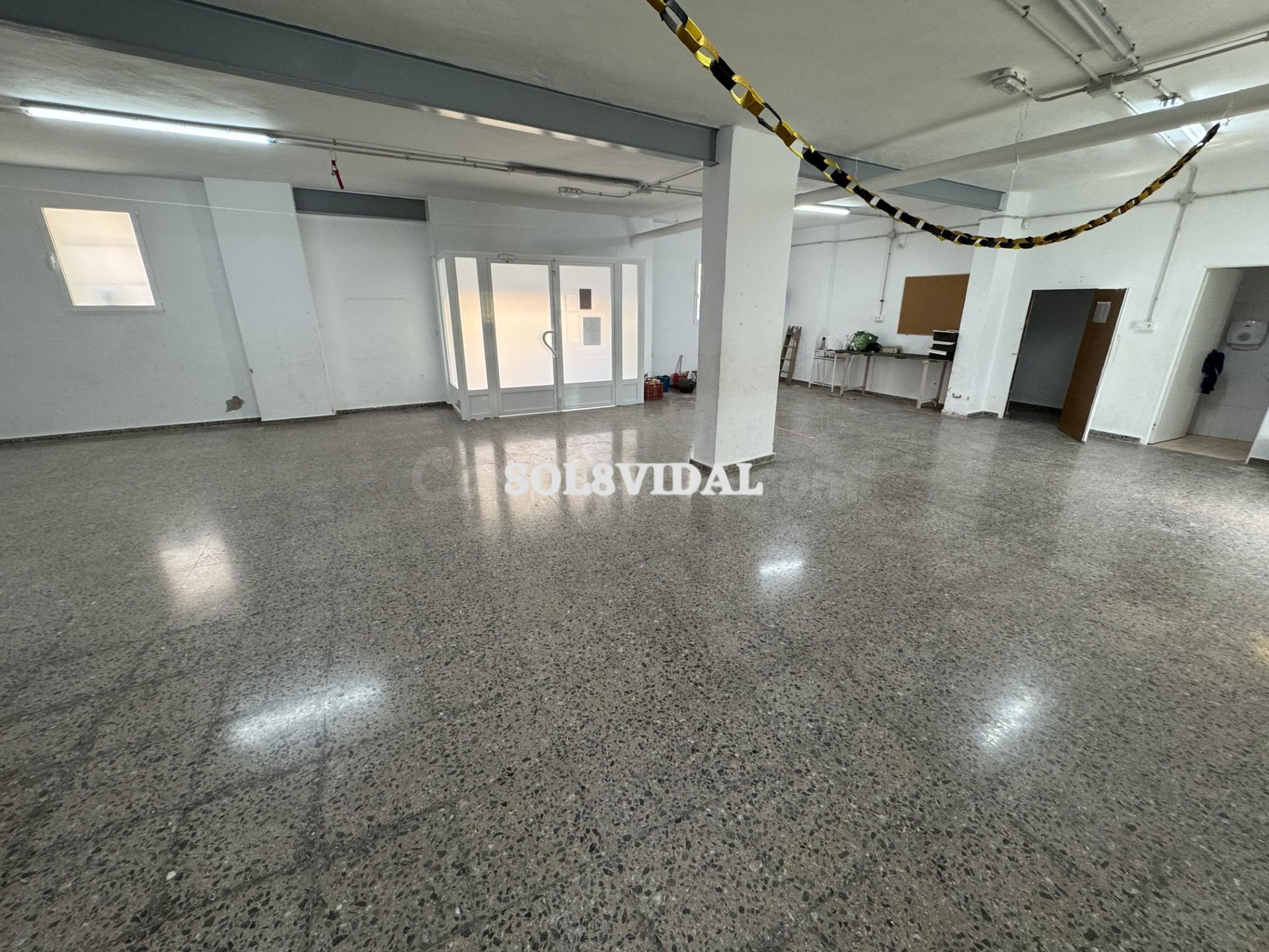 Local comercial de dos plantas con terraza privada en Plaza San Isidro
