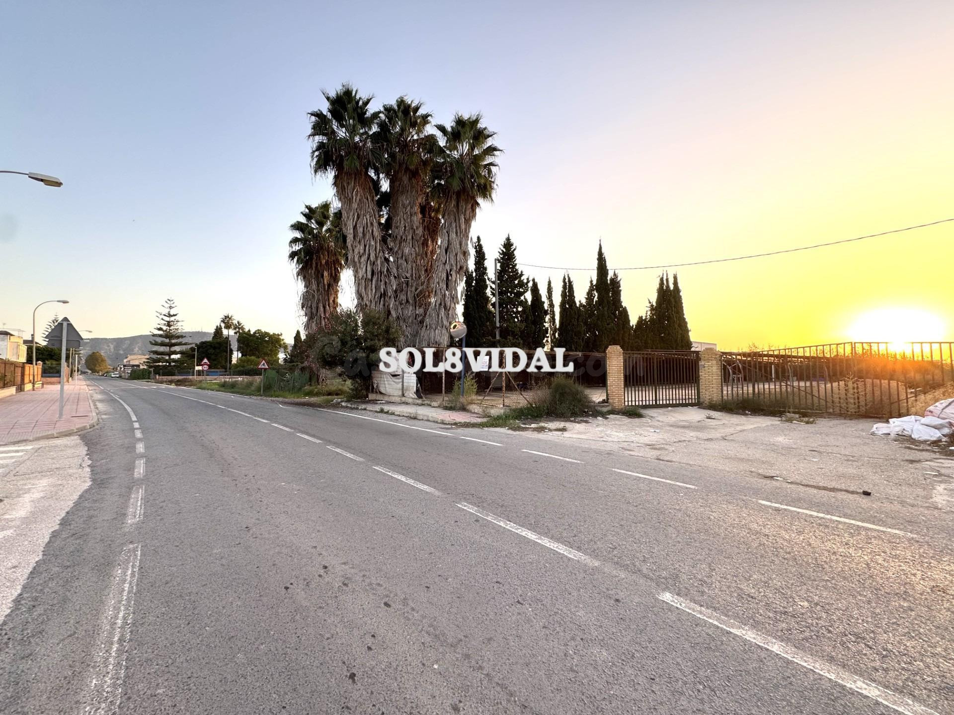 Solar rústico en Orihuela, a solo 2 minutos del centro urbano. 798 m2
