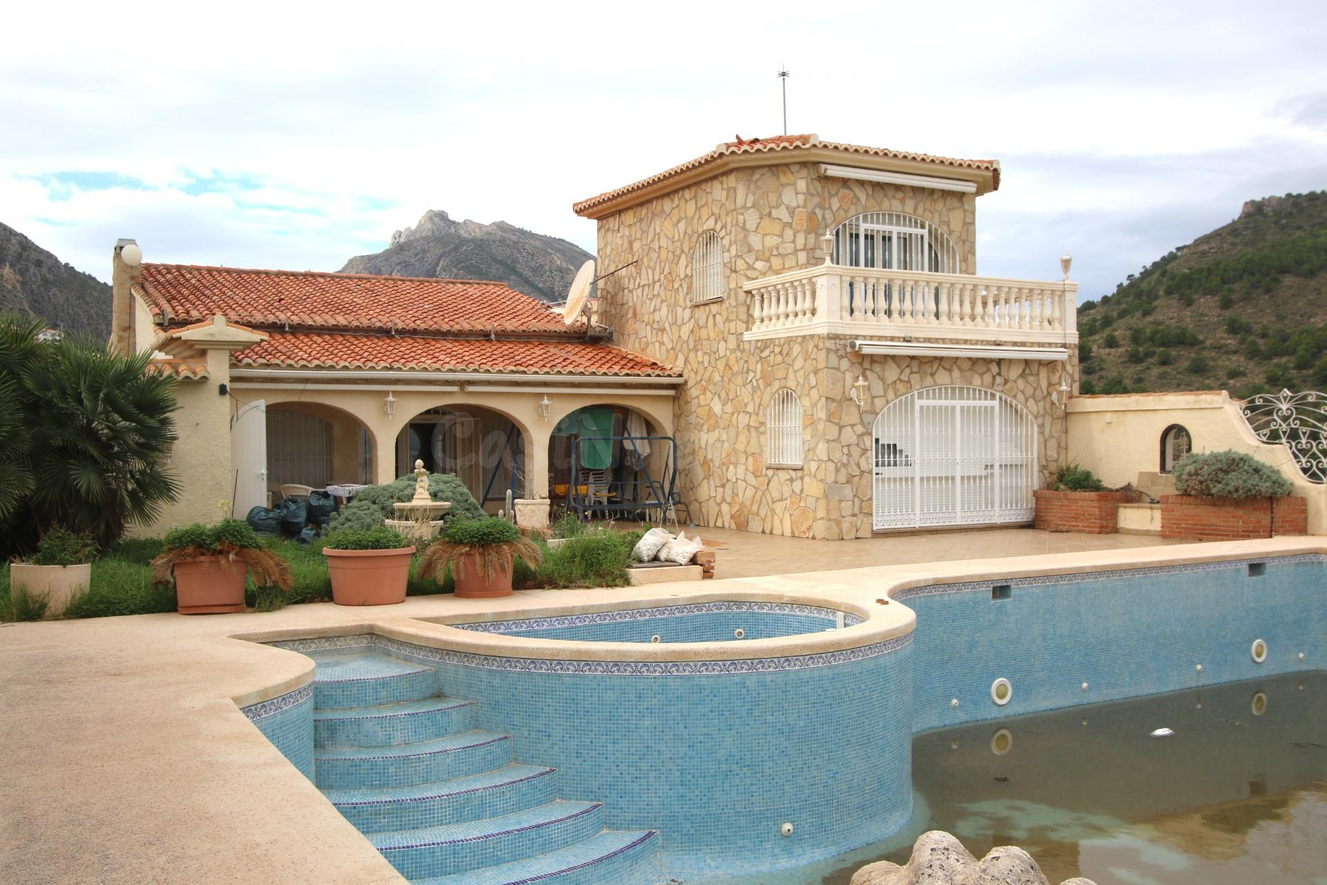 Espectacular villa con pista de tenis, piscina y vistas al Mediterráneo