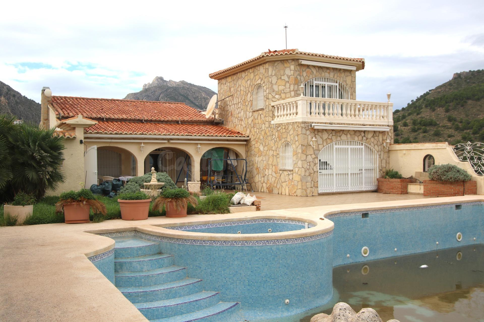 Espectacular villa con pista de tenis, piscina y vistas al M