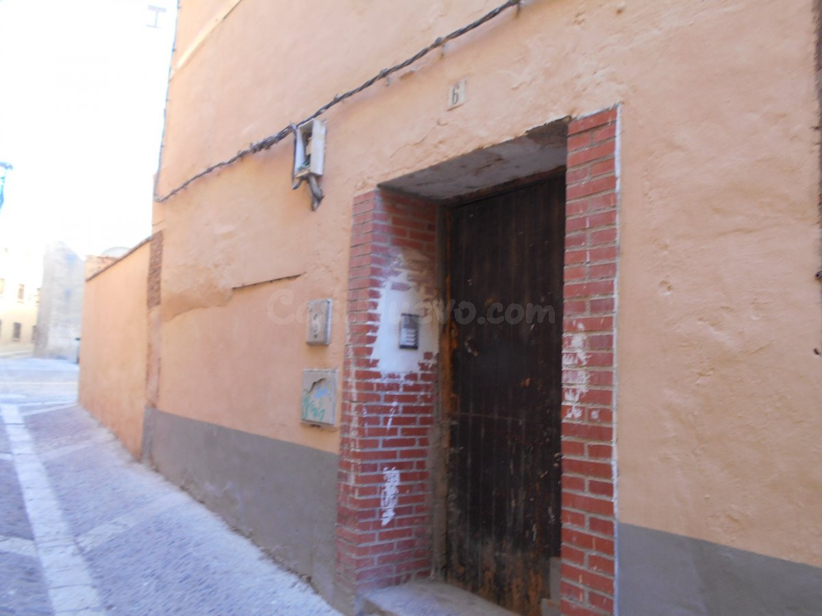 VENDO O CEDO EN USUFRUCTO PISOS PARA REFORMAR EN TARAZONA