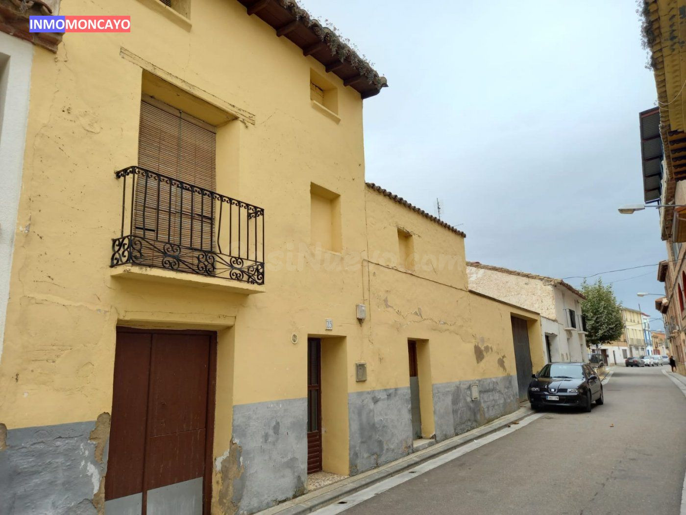 Se vende casa con solar anexo en el centro de Novallas