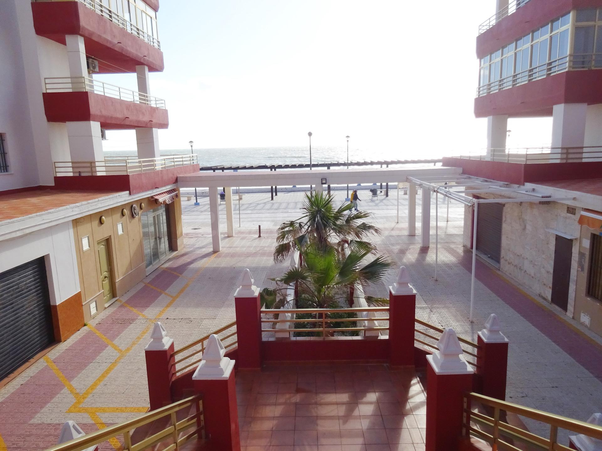 Gran local de 290 M2 en el paseo marítimo de Matalascañas.
