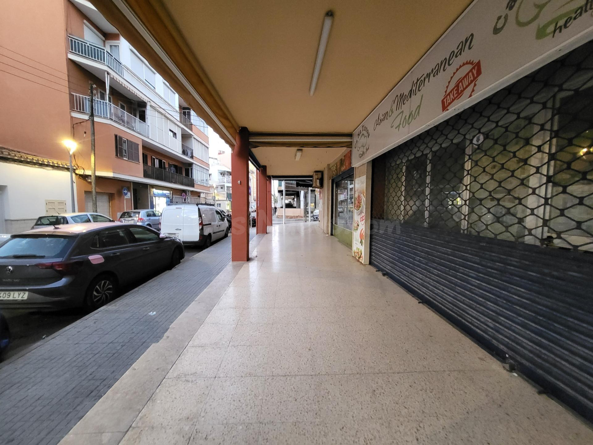 Se vende local comercial con terraza en S´Arenal
