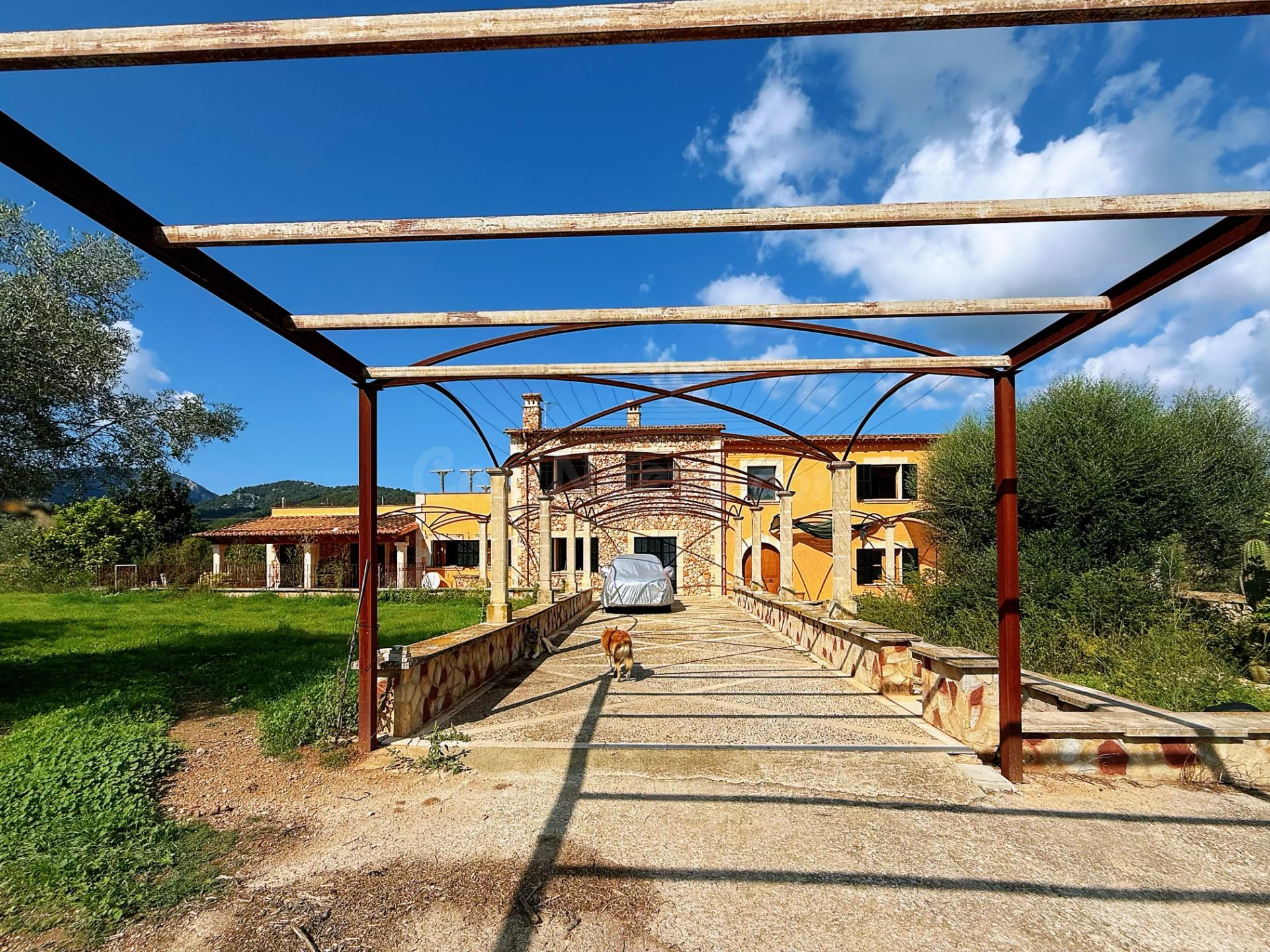 Se vende amplia casa rústica con vistas a la Serra de Tramuntana