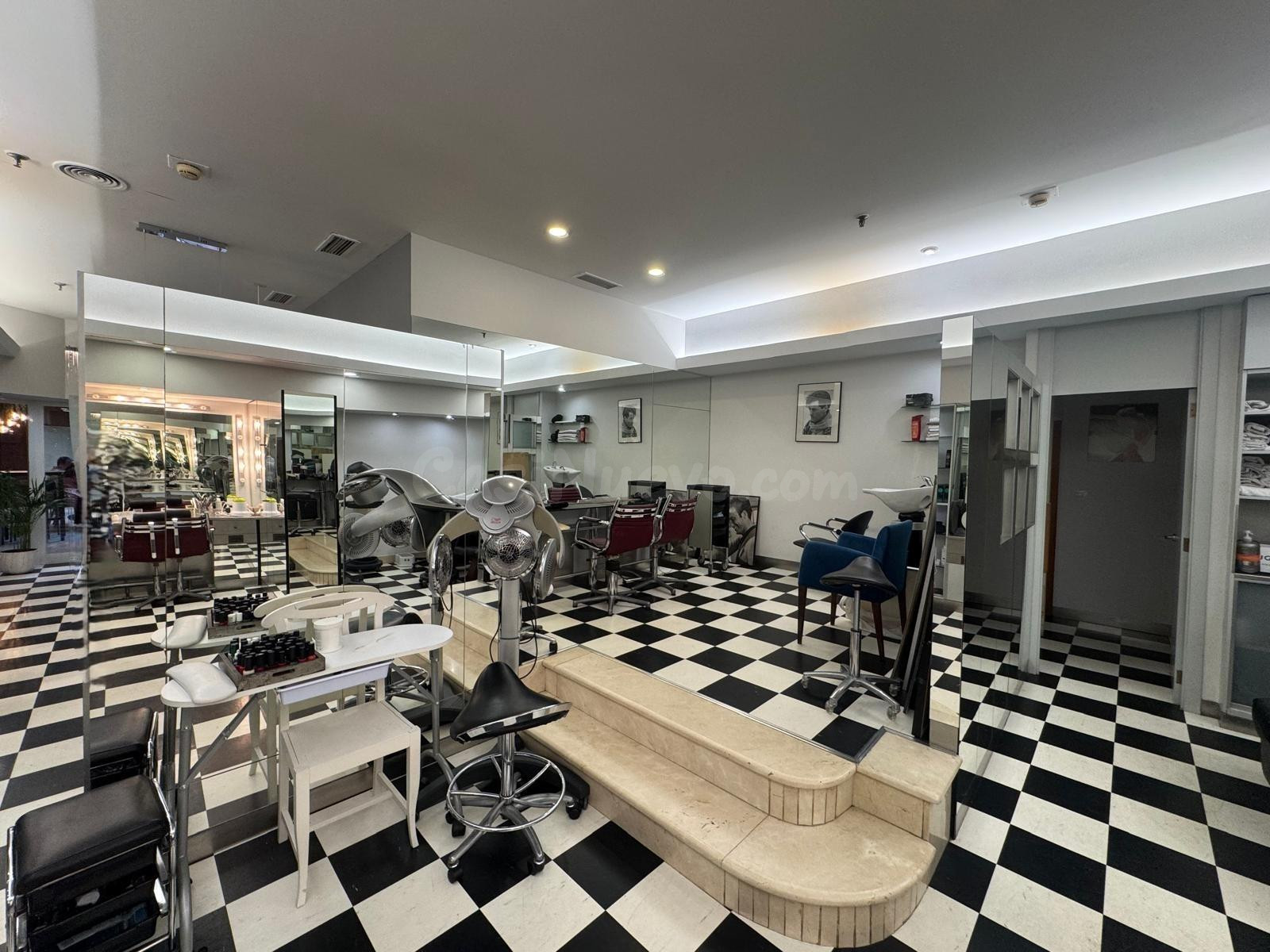 ¡SE VENDE LOCAL COMERCIAL PARA PELUQUERÍA DE 82 m2 EN CENTRO COMERCIAL CUATRO CAMINOS – A CORUÑA!