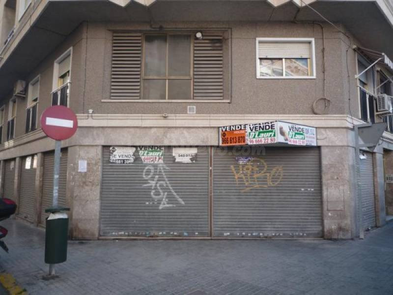 Local comercial de 276 m2 construidos. Amplia esquina