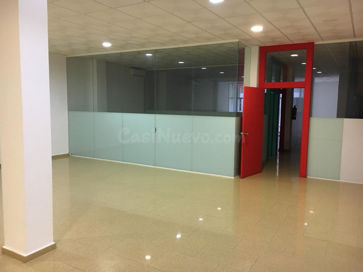 ALQUILER DE LOCAL COMERCIAL EN HUETOR TAJAR A DOS MINUTOS DEL CENTRO Y CERCANO A COMERCIOS !!!!