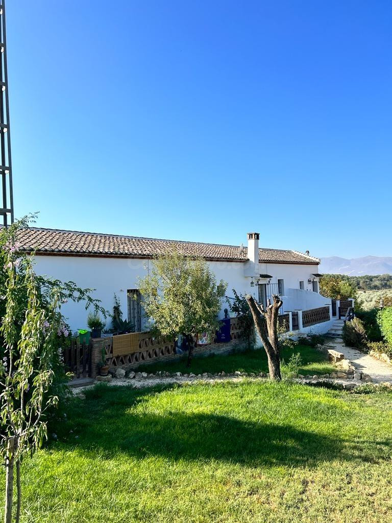 CASA TIPO RÚSTICA CON TRES APARTAMENTOS INDEPENDIENTES CON MUCHAS POSIBILIDADES !!!!
