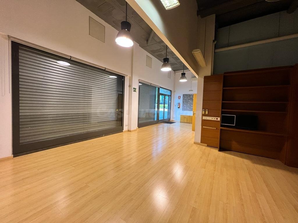 LOCAL COMERCIAL  Y PLAZA DE PARKING EN COVADONGA