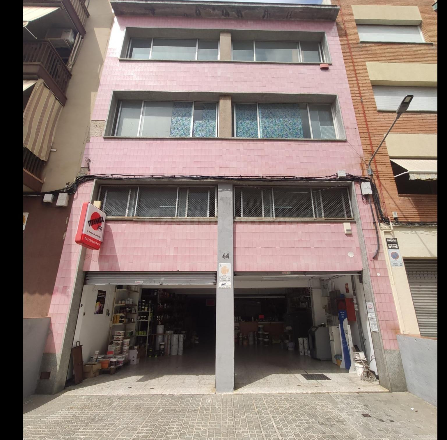 ¡Oportunidad de inversión: Dos edificios conectados con salida a dos calles en La Cirera!