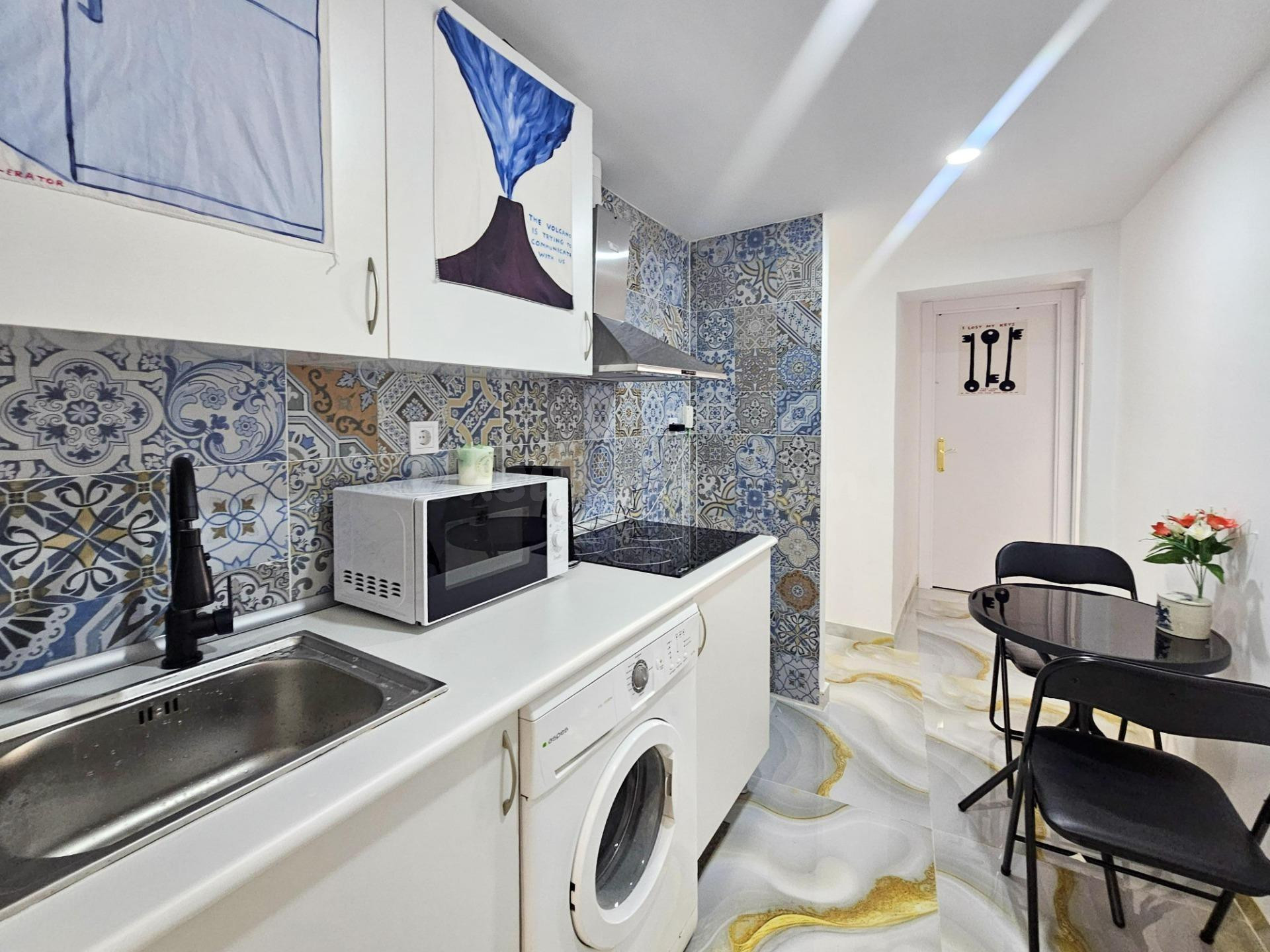 ¡Gran oportunidad en el centro de Madrid! Vivienda amplia de 9 dormitorios en Tirso de Molina, ideal para negocio de habitaciones o gran familia.