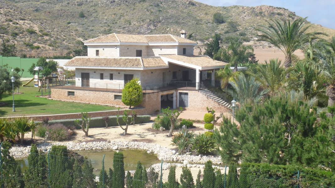 VILLA UNIFAMILIAR CON PISCINA Y JARDINES PRIVADOS