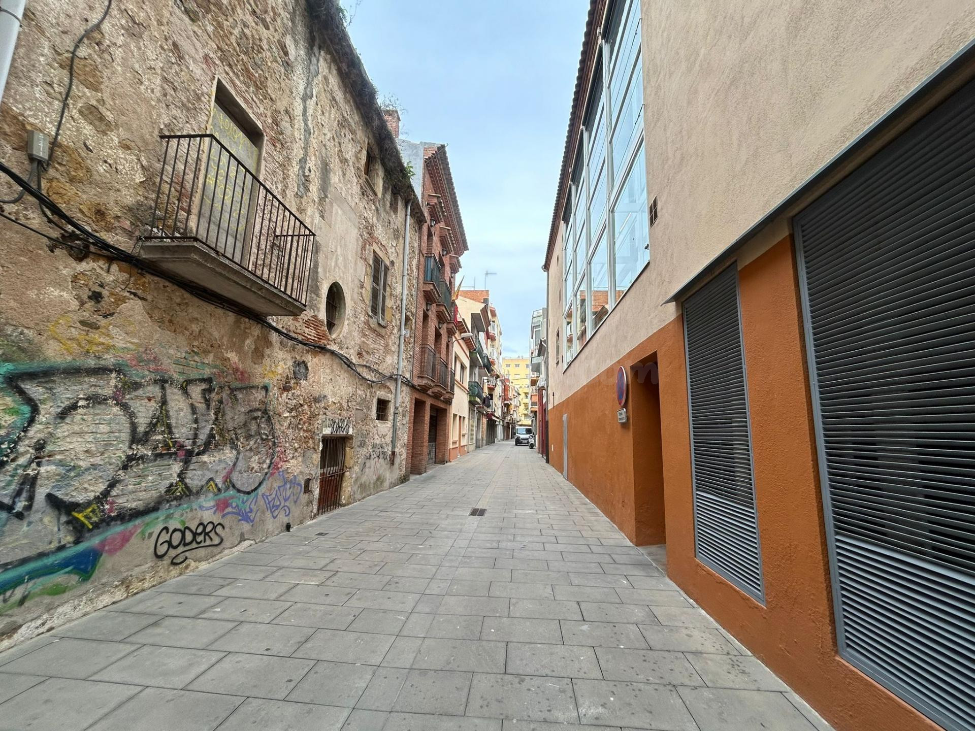 2 LOCALES EN VENTA EN EL CENTRO DE MALGRAT DE MAR - foto 2