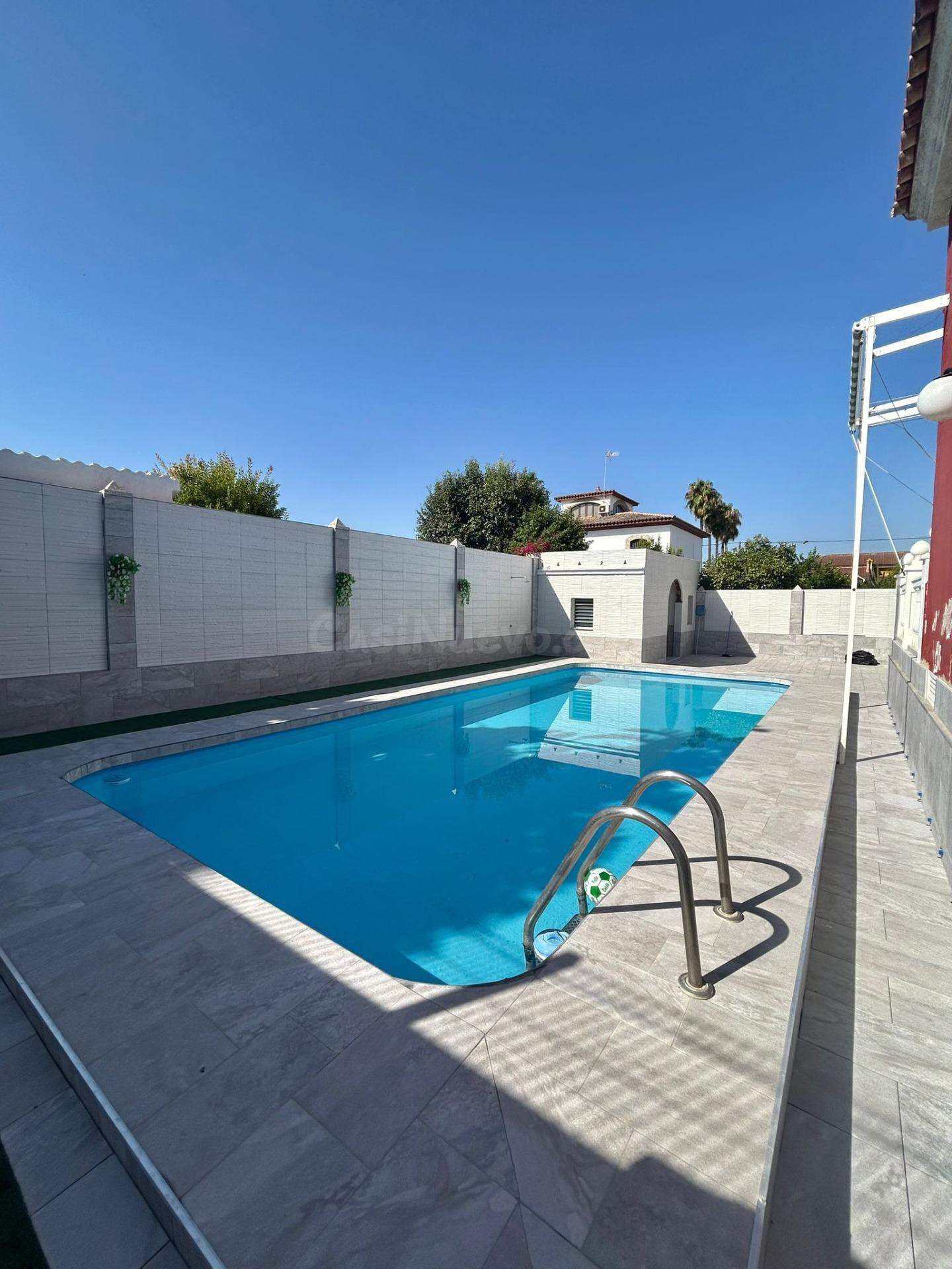 CHALET CON PISCINA EN UTRERA