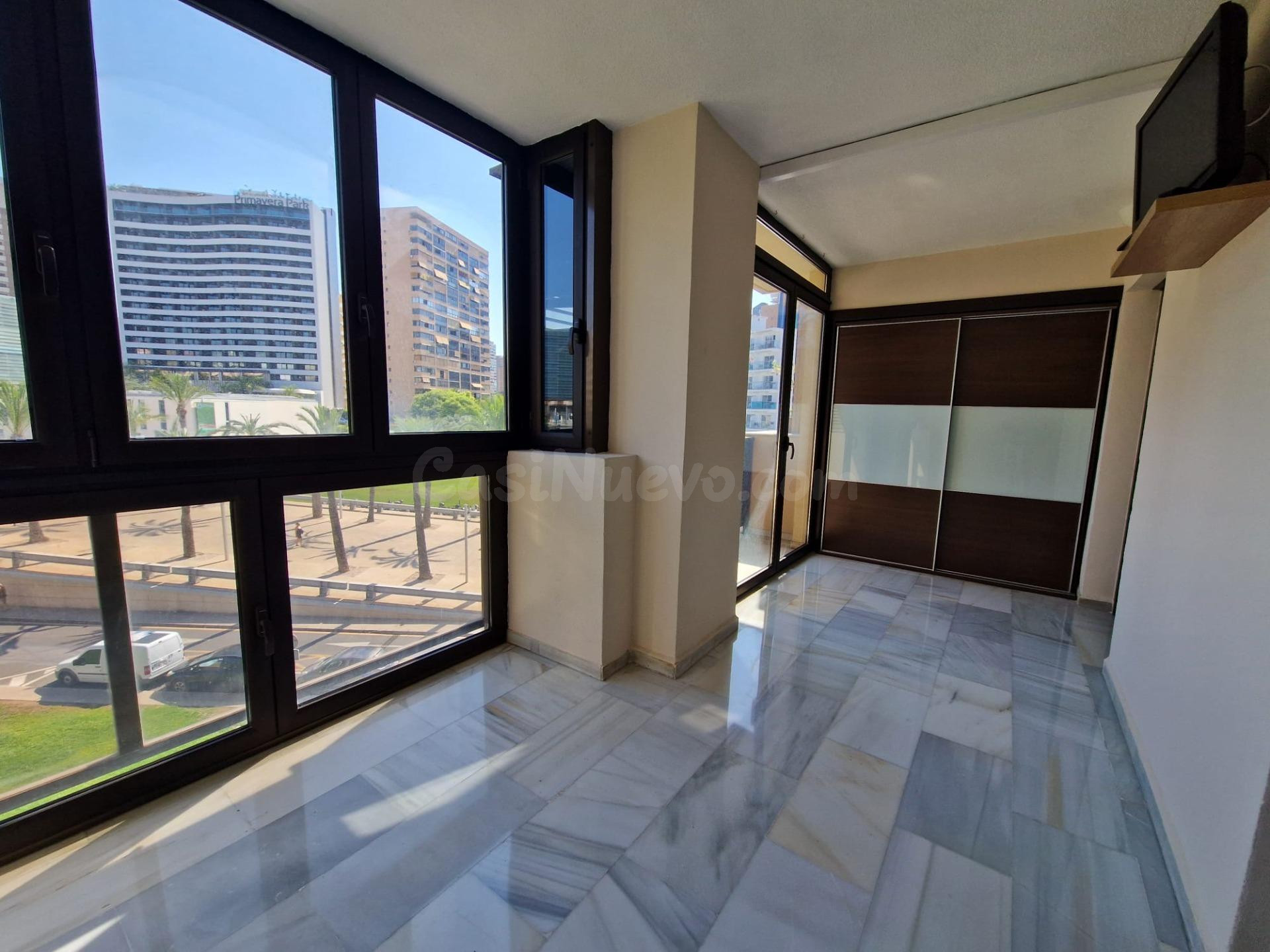 Piso de Lujo en el Corazón de BENIDORM: 4 Dormitorios, 2 Baños - foto 2