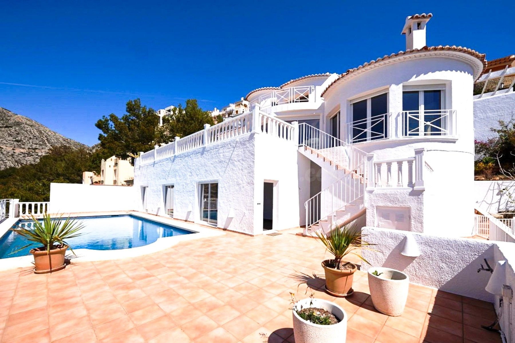 FABULOSA VILLA INDEPENDIENTE (300 m2) EN ALTEA HILLS.