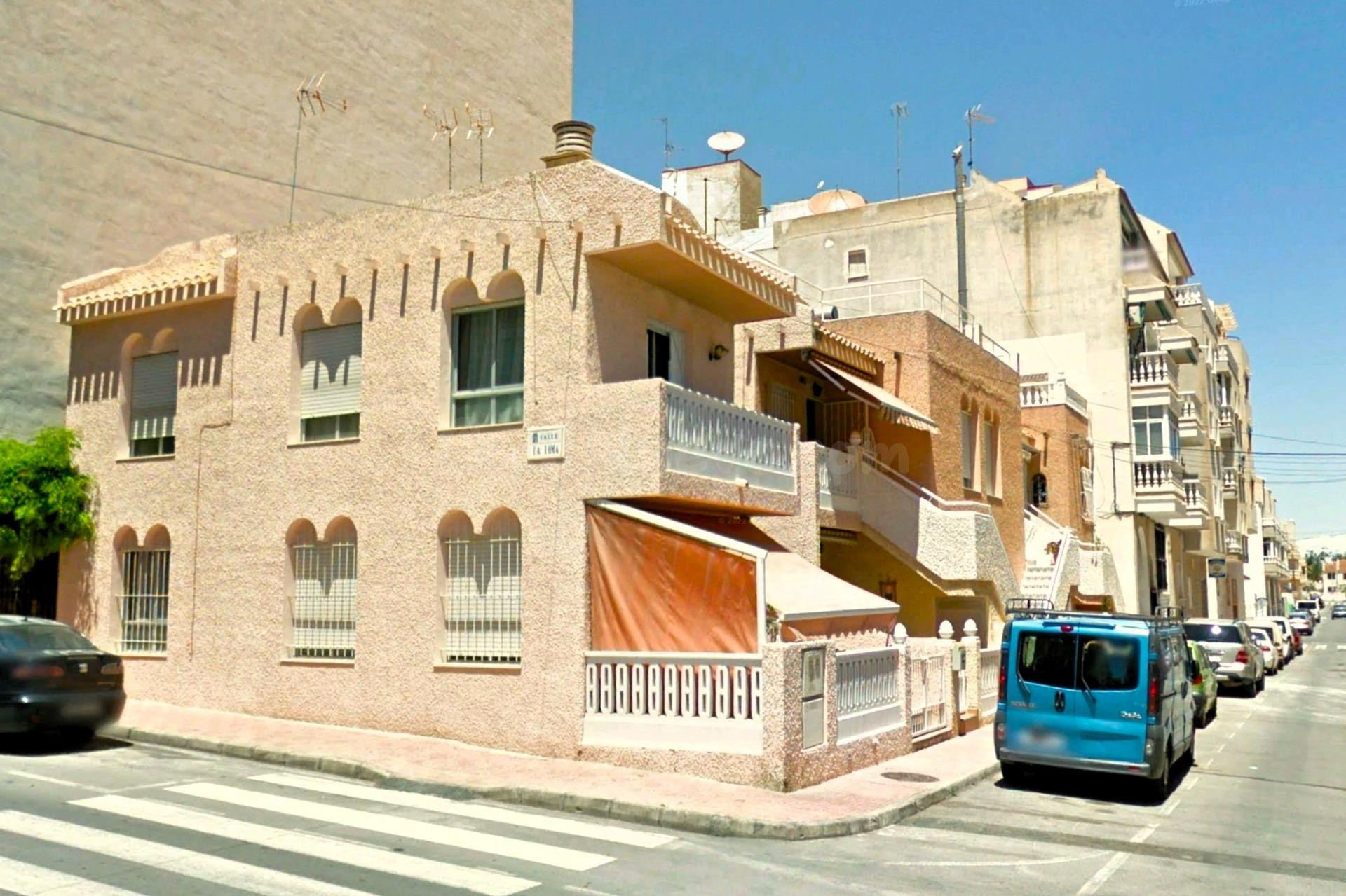 Casa adosada céntrica (108 m2) con 3 dormitorios, 2 baños ¡y a solo 500 m de la Playa del Cura!