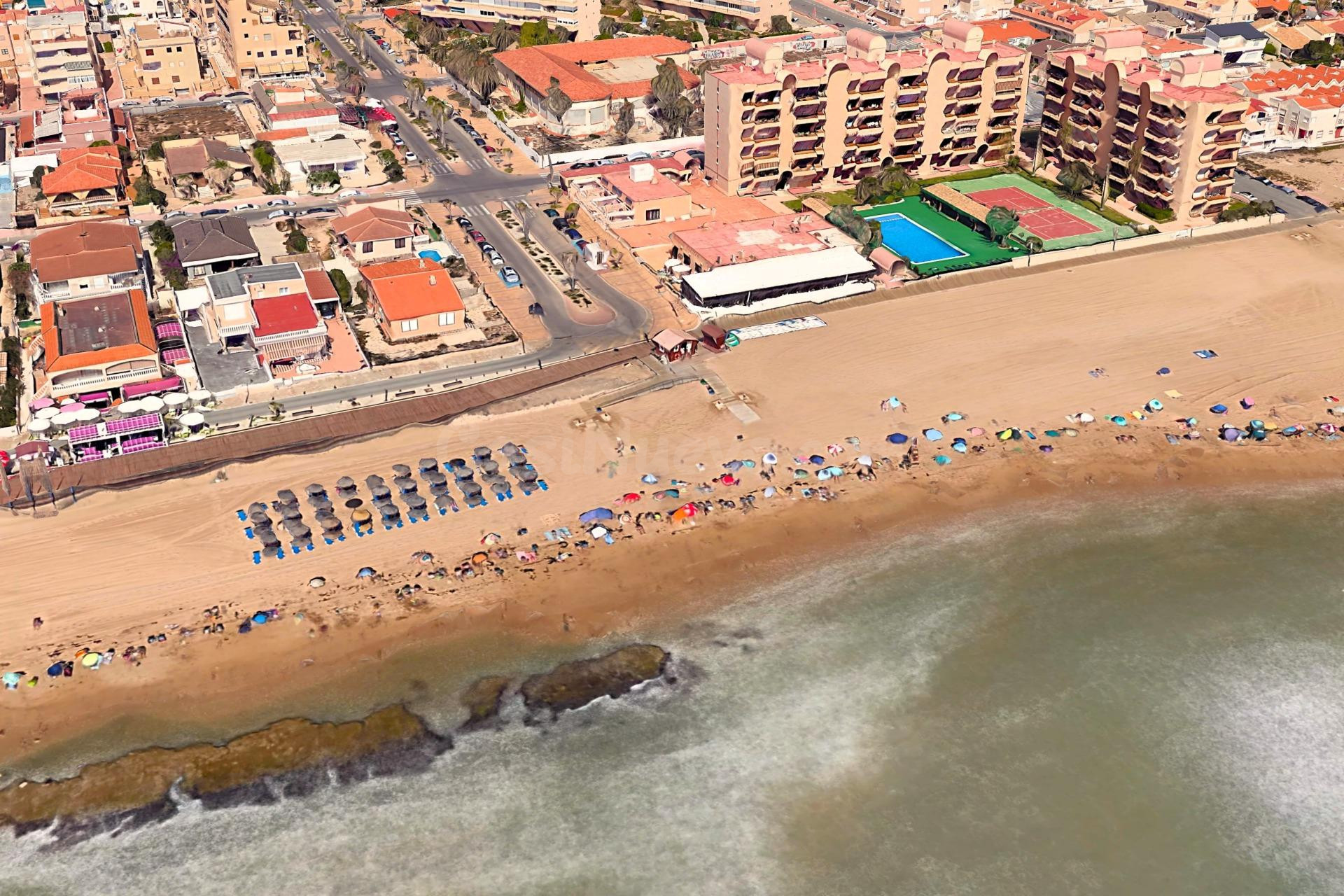 Oportunidad única en primera línea de La Mata: casa con parc - foto 5