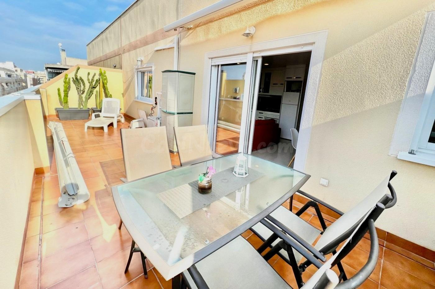 Acogedor ático céntrico (53 m2 + gran terraza) con 2 dormitorios, a solo 650 m de la Playa del Cura y con licencia turística.