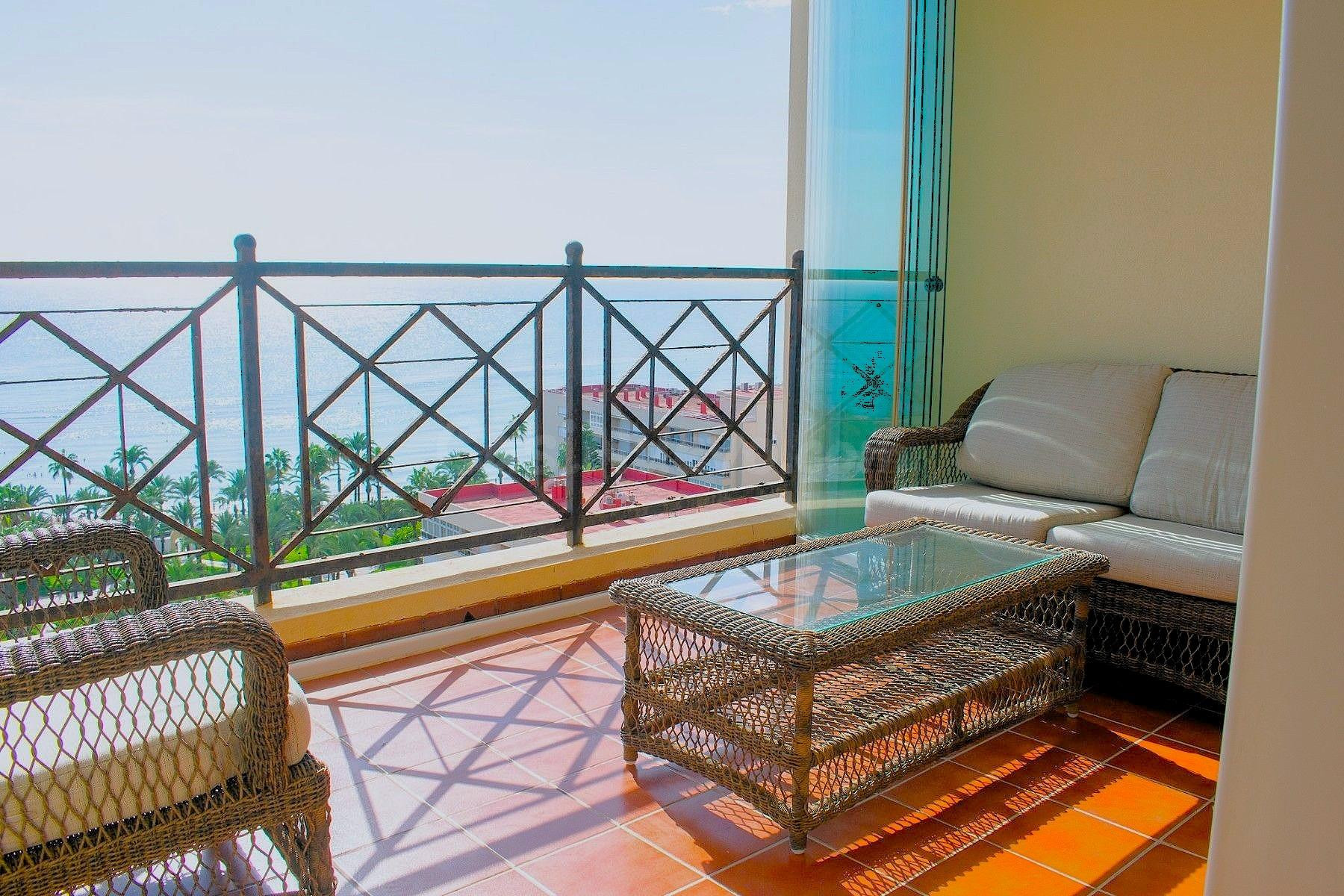 ¡Magnífico apartamento (107 m2 - 12.ª planta) con 3 dormitorios, 2 baños, piscina comunitaria y vistas panorámicas al mar!