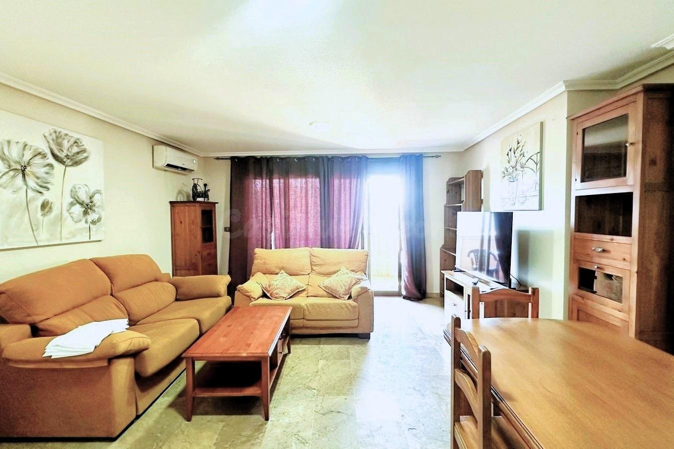 Apartamento céntrico y espacioso (123 m2 - 3.ª planta) con 3 dormitorios, 2 baños, balcón ¡y a solo 350 m de la playa!