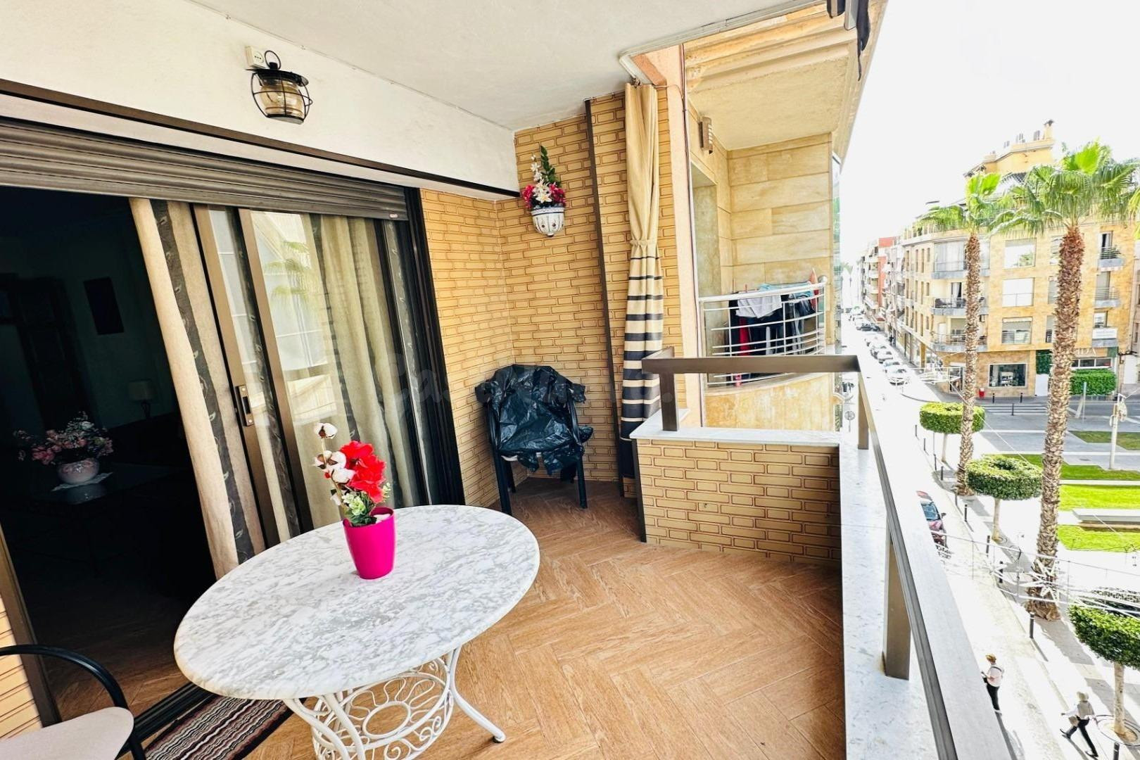 Maravilloso apartamento amplio y luminoso (145 m2 - 3ª planta) con gran balcón, en pleno centro, ¡y a solo 200 m de Piscinas Naturales/Playa del Cura!