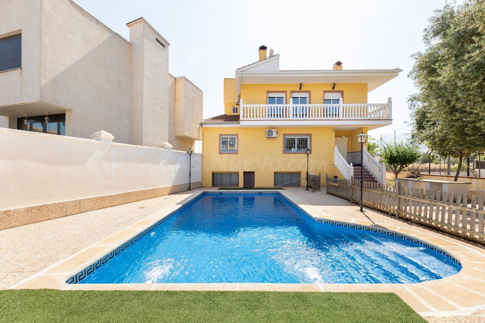 Amplio Chalet con piscina, pista deportiva y vistas en Ogíjares.