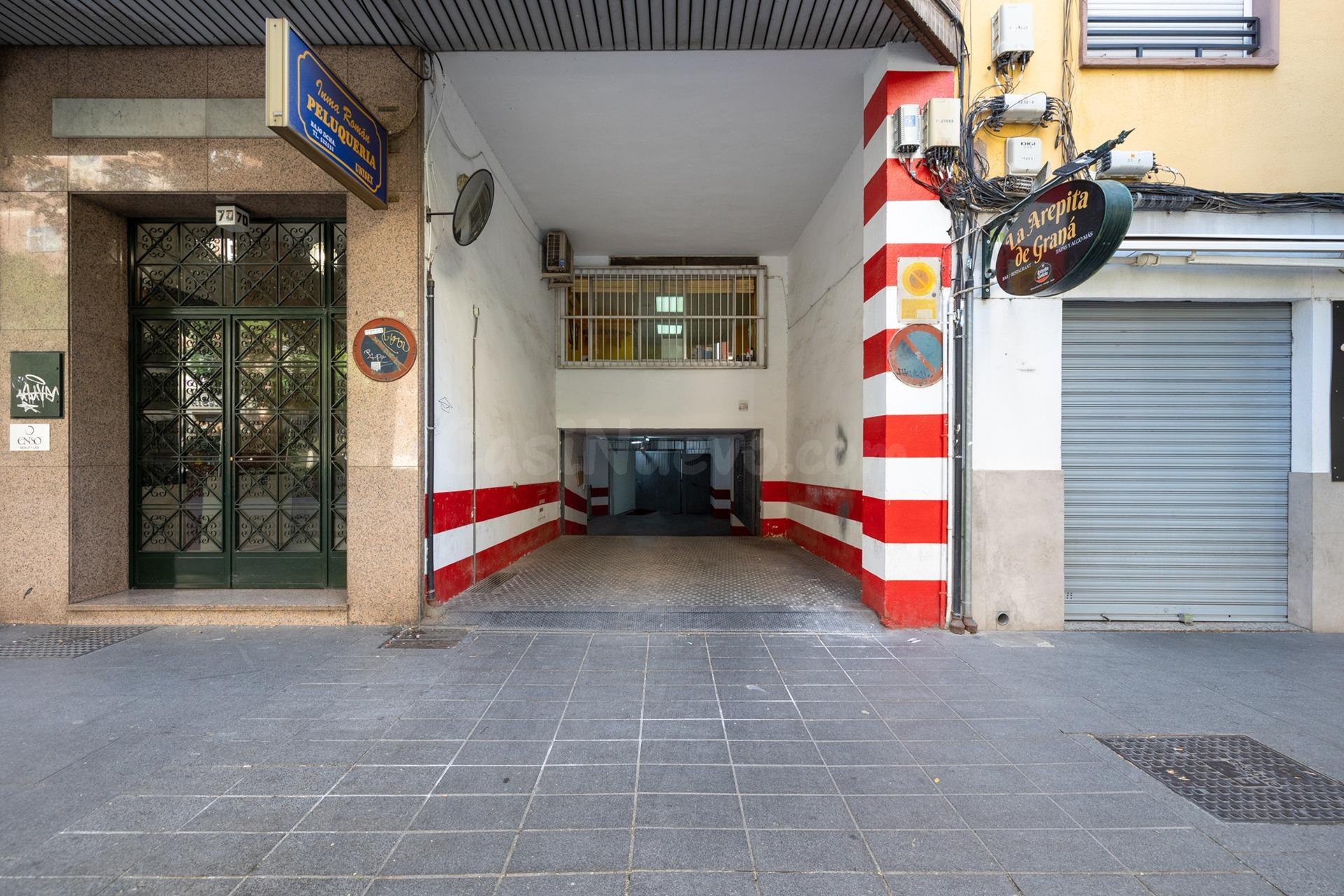 Garaje en Camino de Ronda junta a Recojidas.