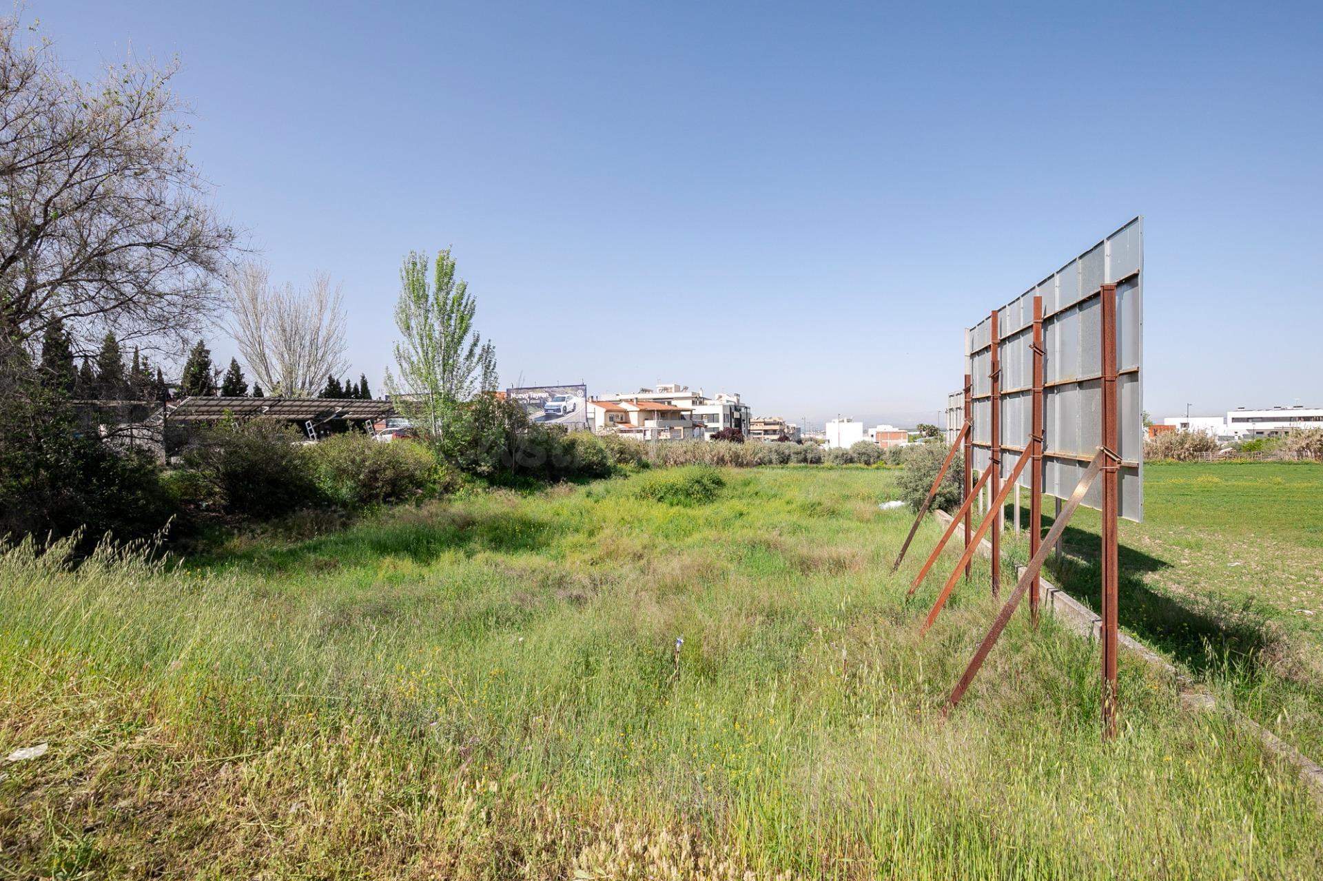 ¡Gran oportunidad en Maracena, Granada! Parcela con parte urbana y parte rústica.