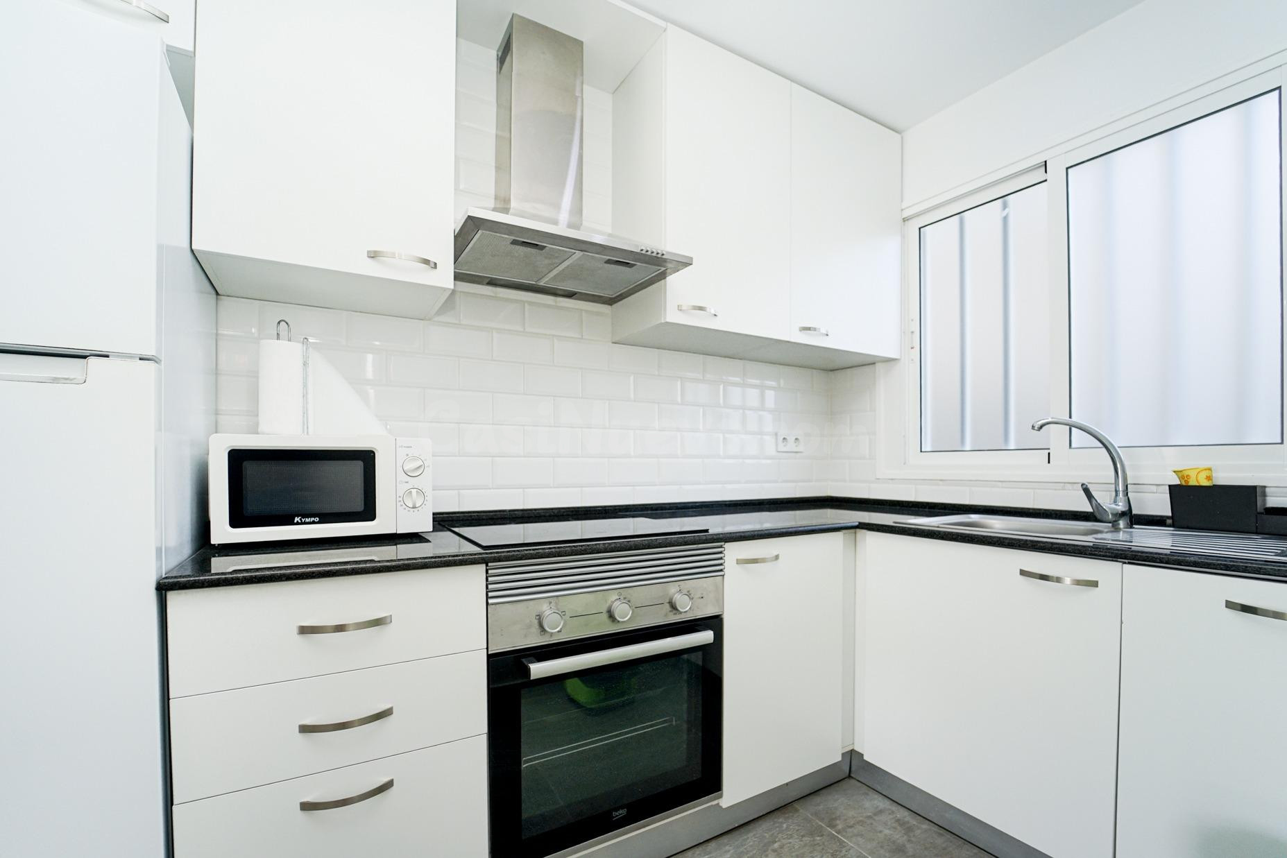 Bienvenido a una vivienda que combina estilo, confort y una  - foto 4
