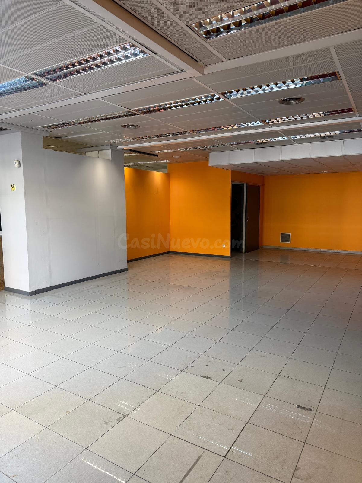 A Manresa. Zona Bases. Lloguem local de planta baixa.