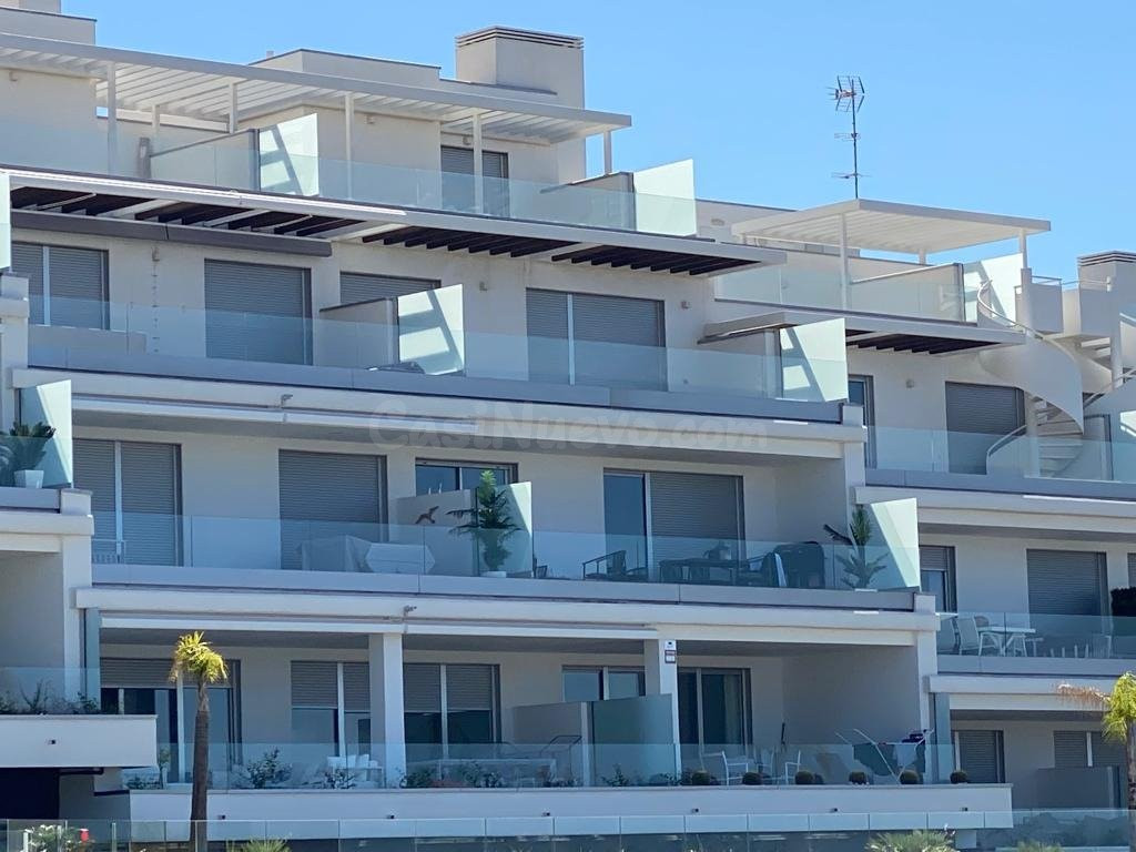 Vivienda de 2 dormitorios  en Cancelada (Estepona), con amplia terraza y piscina.