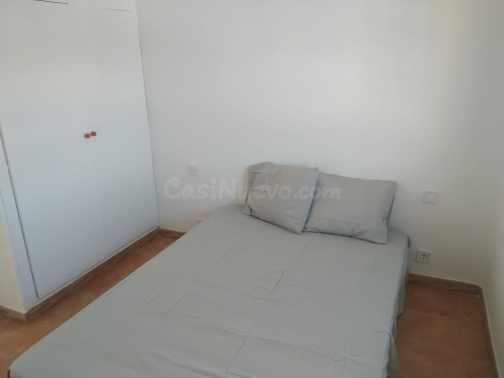 Ático de unos 90m2 totales, cocina separada, y terraza de unos 30m2 con vistas despejadas.