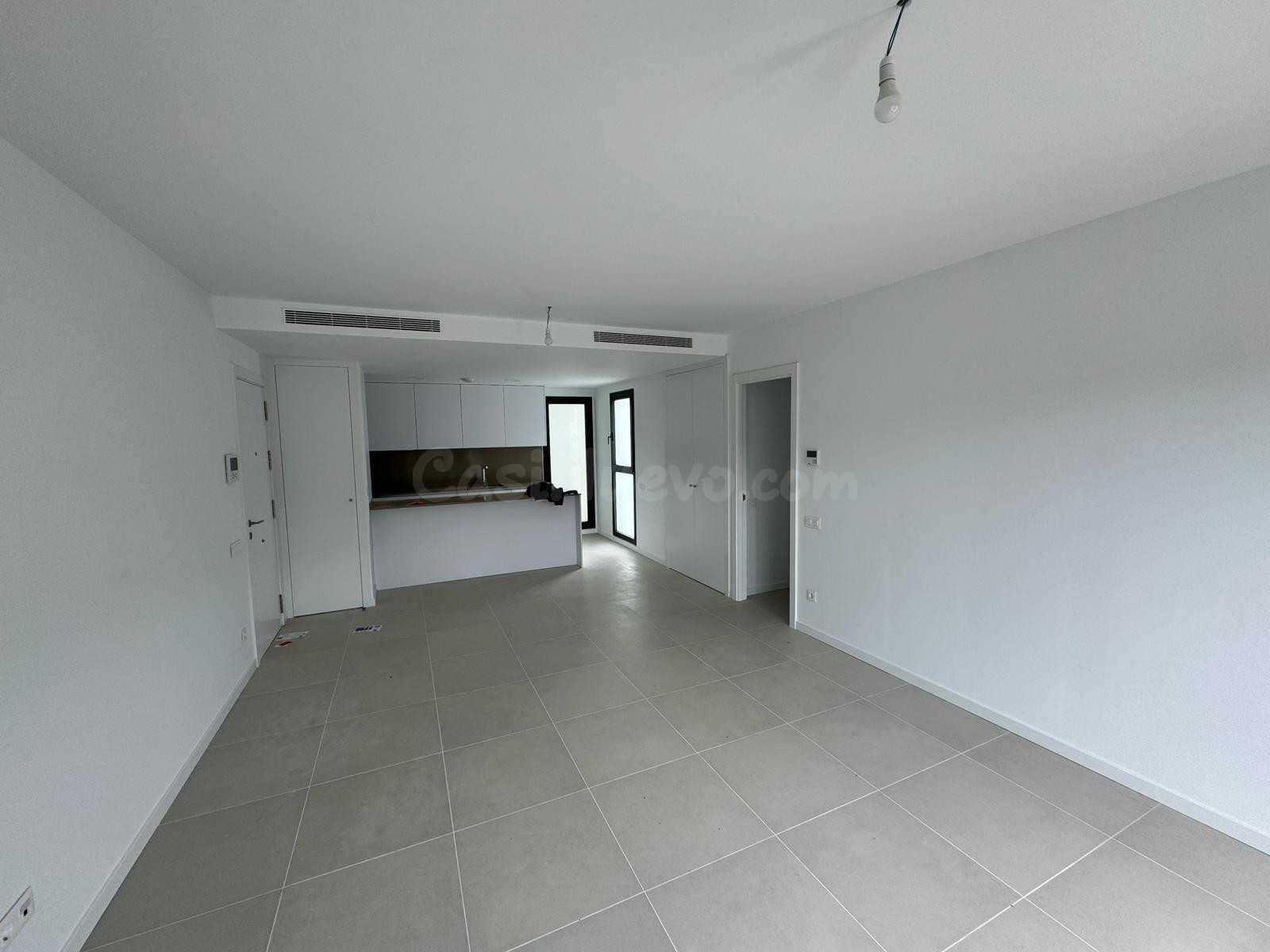 Piso con terraza 24 m2con vista al Mar. Con plaza de garaje y trastero. Piscina comunitaria.